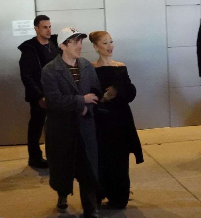 Ariana Grande Ethan Slater