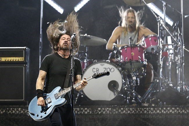 DaveGrohl-Esquire-01