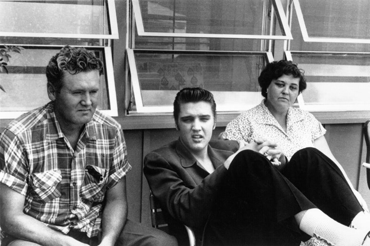 Ο Elvis Presley και οι γονείς του