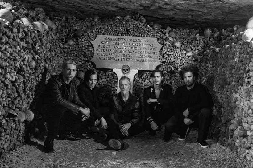Queens of the Stone Age - Alive in the Catacombs