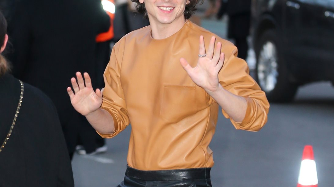 O πάντα large John Travolta συγχαίρει τον Timothee Chalamet!