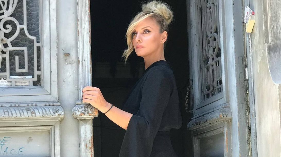 Η Πέγκυ Ζήνα ποζάρει αγκαλιά με τον Γιώργο Λύρα και τη μικρή Ηλέκτρα