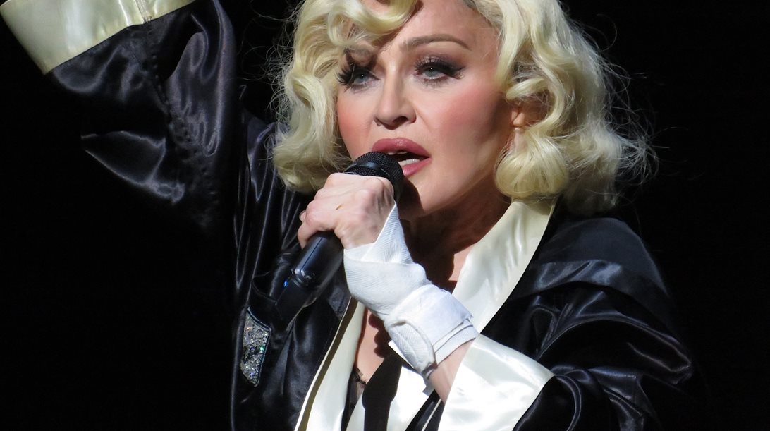 Η Madonna πέφτει από την καρέκλα κατα την διάρκεια συναυλίας