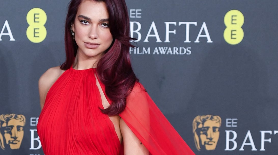 Εσείς θα δοκιμάζατε να φάτε παγωτό όπως η Dua Lipa?