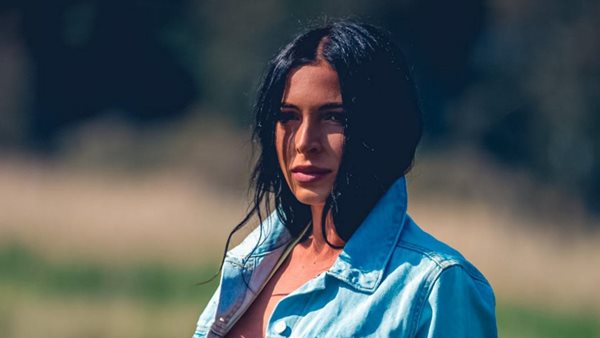 Αγωνιά η Ξένια των REC για την οικογένειά της στην Ουκρανία