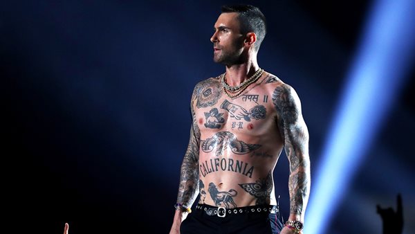 Ο Adam Levine δεν μπορεί να παρκάρει και ζητά βοήθεια από μία fan