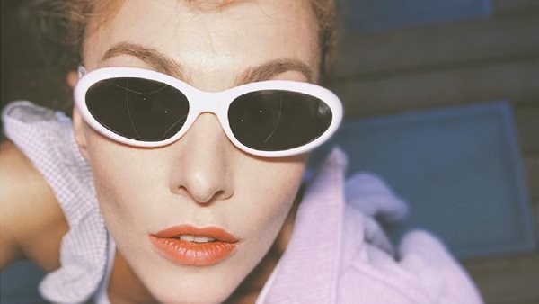 Η Τάμτα ποζάρει ερωτευμένη στο πλευρό του Πάρι Κασιδόκωστα