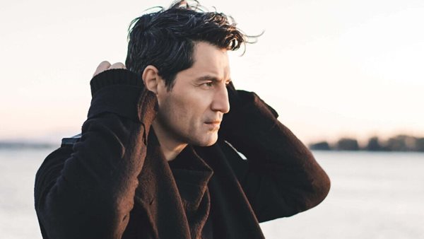 Σάκης Ρουβάς - Εξηγεί γιατί έχει πατήσει παύση στις ζωντανές του εμφανίσεις