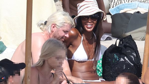 Naomi Campbell με τον σύντροφό της DJ Rampa στην Μύκονο.