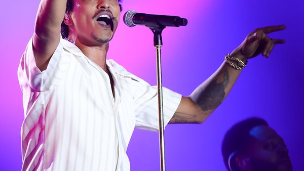 #ThrowbackThursday και ξανακούμε καυτό "Uptown Funk"!