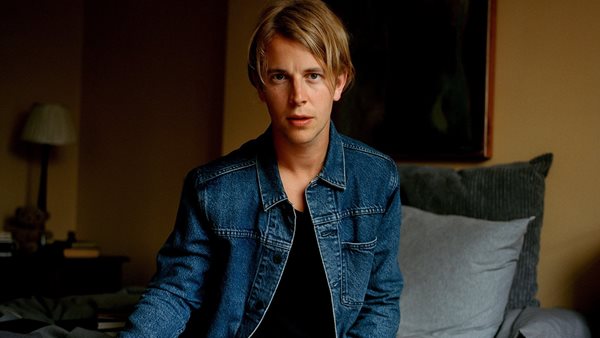 Ο Tom Odell τραγουδά το "Another Love" για τους πρόσφυγες της Ουκρανίας