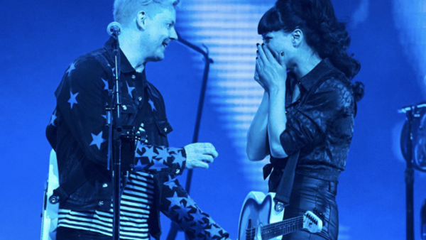 Η στιγμή που ο Jack White κάνει πρόταση γάμου στη σύντροφό του κατά τη διάρκεια live show του