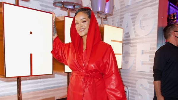 Η Rihanna προσπαθεί ακόμα να μας πείσει πως έχει πλάνα για νέα μουσική