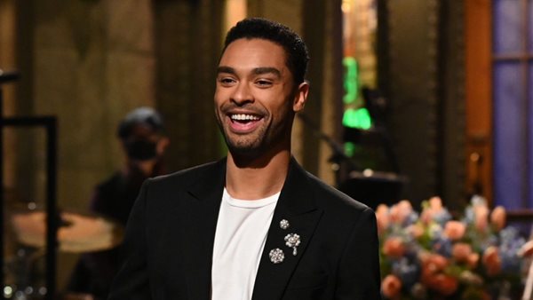 Rege-Jean Page - Τραγούδησε στα ελληνικά για τον νέο του ρόλο