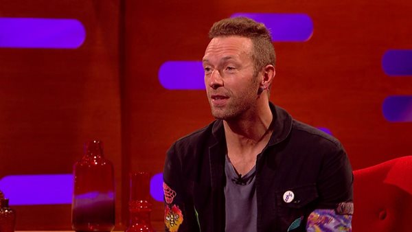 Chris Martin - Έκανε καντάδα σε ερωτευμένο ζευγάρι σε μία pub ενός μικρού χωριού της Βρετανίας