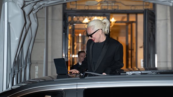 H Lady Gaga παίζει το καινούριο τραγούδι της στο Παρίσι!