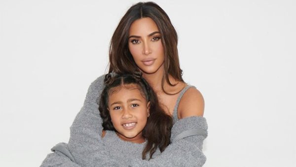 Η Kim Kardashian εξήγησε την "ταμπέλα" της North με τη λέξη "Stop" κατά τη διάρκεια fashion show