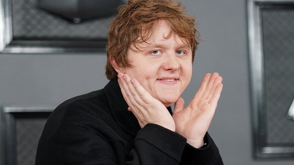 Lewis Capaldi: Έκανε μαθήματα savoir vivre όταν μπήκε στη showbiz