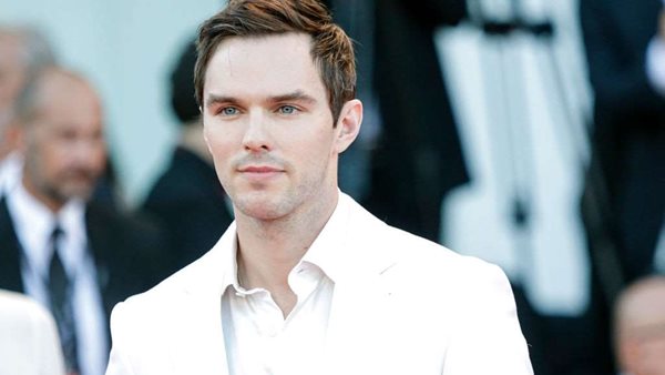 O Nicholas Hoult 'κλέβει' την παράσταση στο νέο βίντεο κλιπ των Rolling Stones