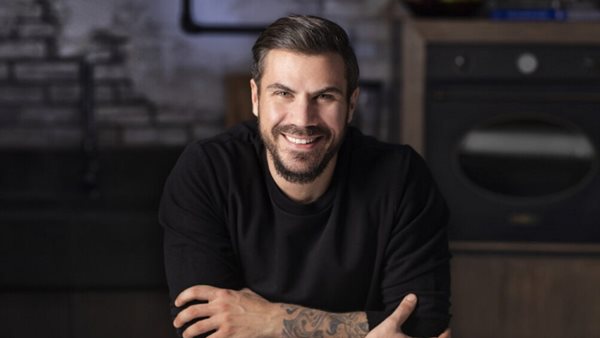 Ο Άκης Πετρετζίκης μαγειρεύει με τον γιο του και είναι ό,τι πιο όμορφο θα δεις σήμερα