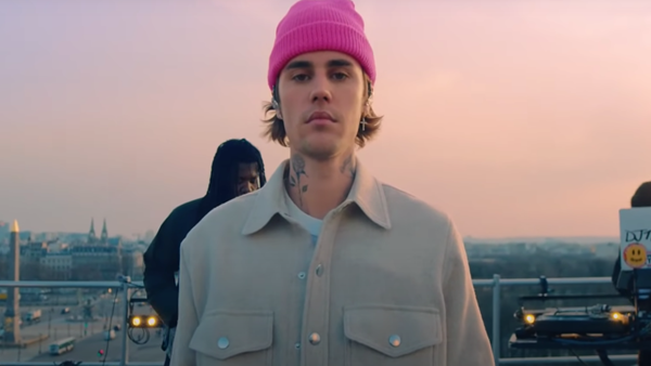 Ο Justin Bieber προσφέρει δωρεάν ψυχοθεραπεία στους fans και την ομάδα του