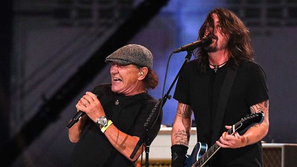 Όταν ο Brian Johnson συνάντησε on stage τους Foo Fighters