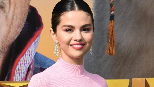 Η Selena Gomez δίνει συμβουλές για τις δύσκολες ημέρες που δεν μπορείς ούτε να σηκωθείς από το κρεβάτι