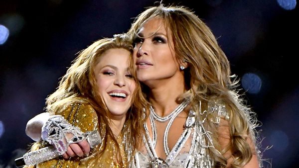 Ο πλανήτης παραμιλά με την εμφάνιση Jennifer Lopez & Shakira στο Super Bowl Halftime Show
