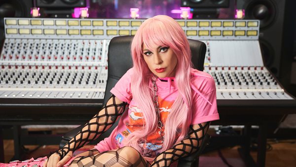 Η "Chromatica" μάσκα της Lady Gaga εντυπωσίασε τους fans της