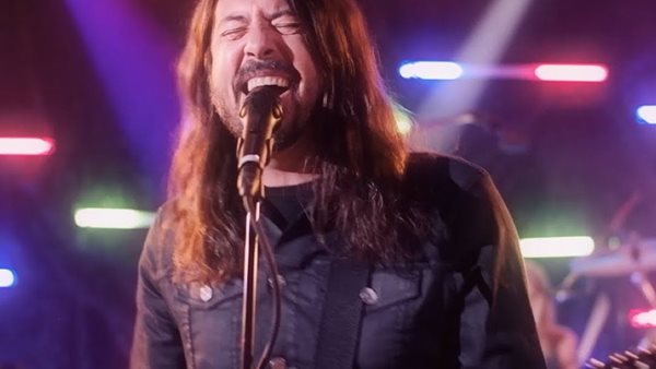 "You Should Be Dancing" - Οι Foo Fighters βγάζουν τη disco πλευρά τους σε νέο music video ως Dee Gees