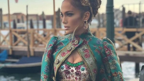 Jennifer Lopez - Η glamorous εμφάνισή της σε fashion show στη Βενετία