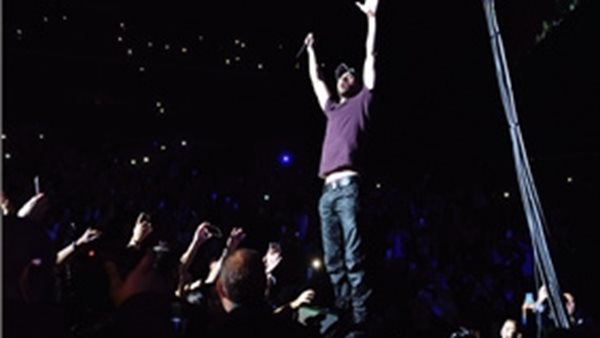 Enrique Iglesias, φιλήθηκε με πάθος με τραγουδίστρια!