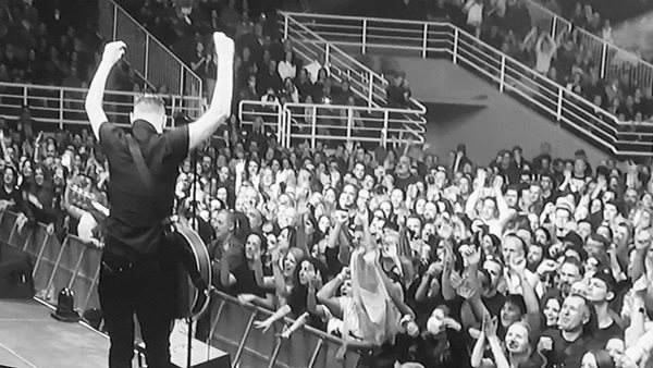 Δείτε αποκλειστικά στιγμιότυπα από τη χθεσινή συναυλία του Bryan Adams!