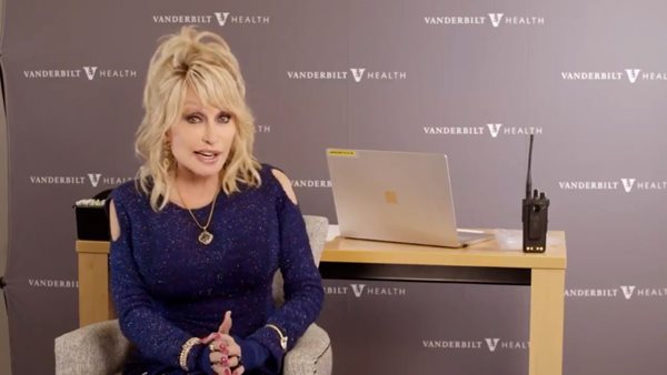 Η Dolly Parton έκανε το εμβόλιο κατά του κορονοϊού