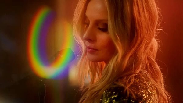 "Ανατροπή" - Η Πέγκυ Ζήνα ερμηνεύει το αριστούργημα της Ελεάνας Βραχάλη