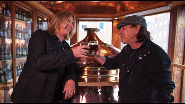 Ο Brian Johnson τσατάρει με τον Joe Eliott