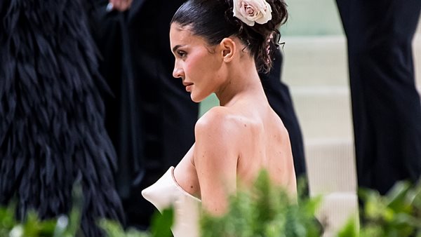 H Kylie Jenner τραγουδάει "Rise and Shine" δίπλα στην Kim!