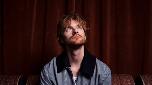 "Optimist" - Το καθηλωτικό ντεμπούτο album του Finneas