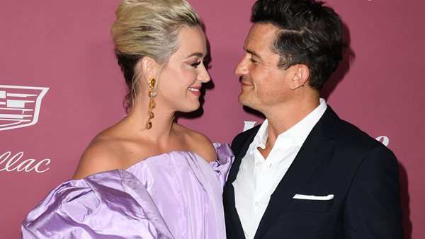 Η viral στιγμή που ο Orlando Bloom ξεκουμπώνει τον κορσέ της Katy Perry on stage
