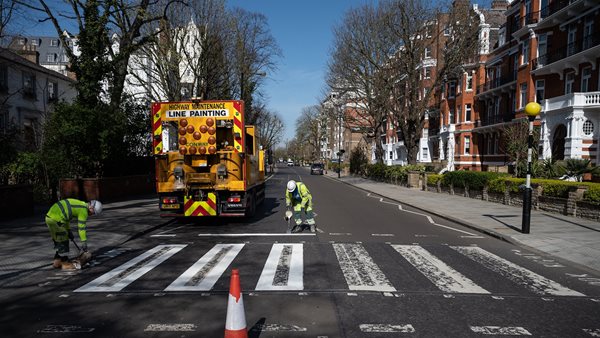 Abbey Road: Βάφεται ξανά ο iconic δρόμος τώρα που κανείς δεν κυκλοφορεί έξω