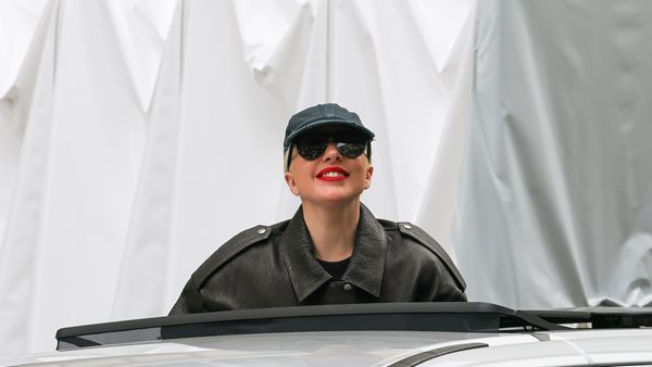 Η Lady Gaga χαιρετάει τους θαυμαστές της στο Παρίσι!