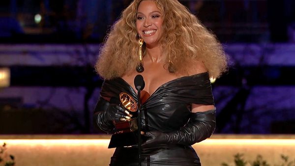 5+1 τραγούδια με διάσημες μαμάδες να τραγουδούν για τα παιδιά τους