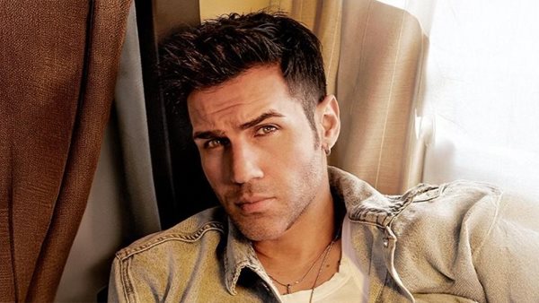 Ο Πέτρος Ιακωβίδης παρουσιάζει τη νέα μεγάλη του επιτυχία.