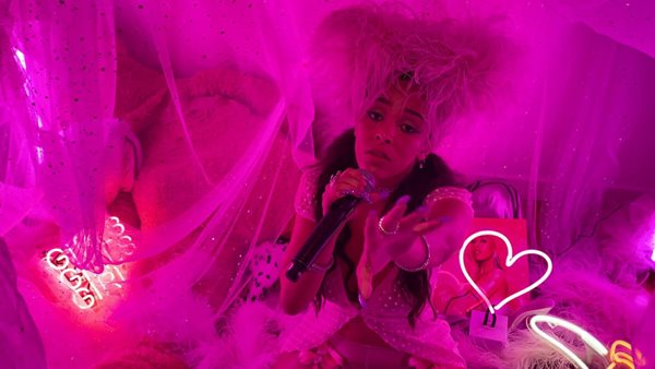 Με neon φώτα και πούπουλα η εμφάνιση της Doja Cat στο show του James Corden