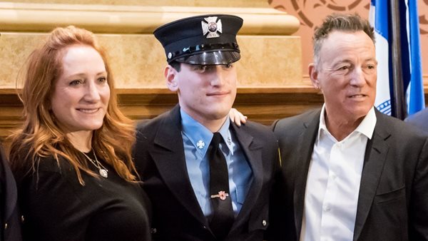 Ο γιος του Bruce Springsteen ανέλαβε καθήκοντα πυροσβέστη