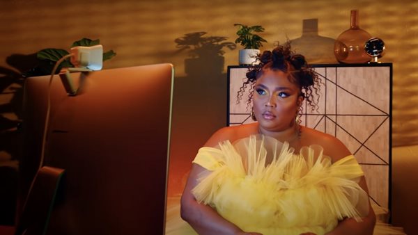 Harry Styles ή Cardi B - Ποιο πρόσωπο θα επέλεγε η Lizzo για να τη φροντίσει μετά από ένα δύσκολο βράδυ;