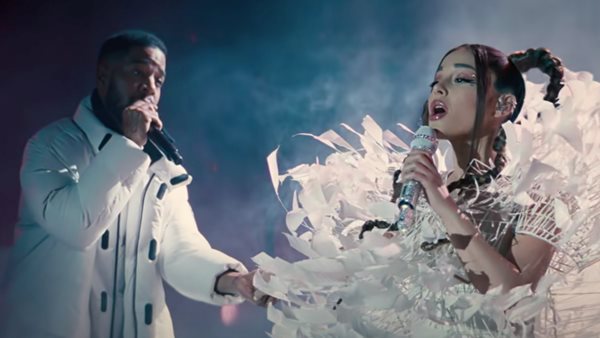 "Just Look Up" - Ariana Grande & Kid Cudi στο full performance video του νέου single