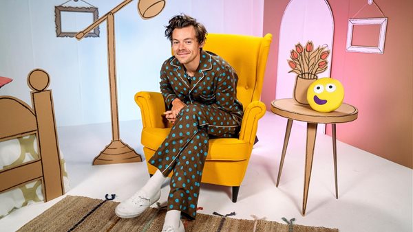 Harry Styles - Φοράει τις πιζάμες του και εξιστορεί ένα παραμύθι για μικρούς και... μεγάλους