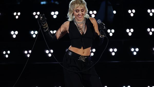 Τα covers της Miley Cyrus σε classics των Queen