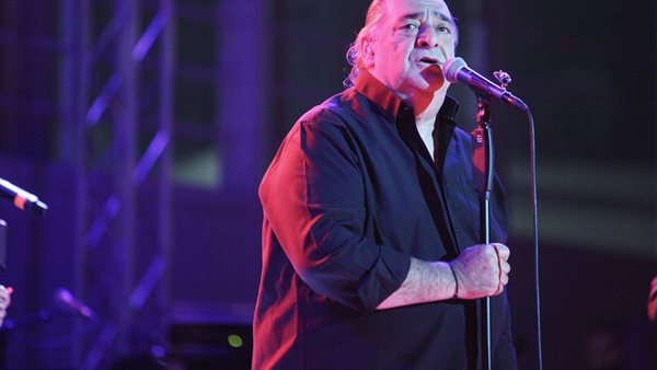 Με γνήσια συγκίνηση οι Έλληνες αποχαιρετούν τον Βασίλη Καρρά